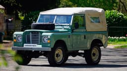 Представлены современные версии классических Land Rover — теперь вдвое быстрее