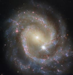«Хаббл» показал спиральную галактику NGC 3507 в паре с необычным компаньоном
