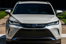 В России начали продавать кроссоверы Toyota Venza 2025: передний привод — 4,75 млн рублей, полный привод — 4,79 млн рублей
