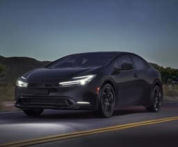 Toyota представила новый Prius Plug-in Hybrid 2026 года: 220 лошадиных сил и солнечная крыша