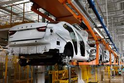 АвтоВАЗ признал: рынок переполнен, на складах скопилось огромное количество Lada