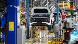 Новые «Москвичи» довезут дальше: они получат гибридные силовые установки