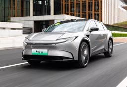 Новейший кроссовер Toyota bZ5 для Китая оказался дешевле подержанной Toyota Corolla в США: 268 л.с. и хорошее оснащение всего лишь за 18 тыс. долларов