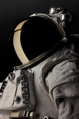 Oakley разработает золотой визор для лунных скафандров NASA