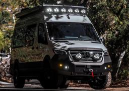 Калифорнийская компания превратила Mercedes-Benz Sprinter в крутой автодом для российской глубинки: лифт подвески, защита кузова, лебедка и полный привод