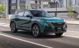 В Россию прибыл новый кроссовер размером с Geely Atlas, «зимним пакетом», антикором и русификацией — всего 2,55 млн рублей. Стартовали продажи Dongfeng Mage с мотором Honda