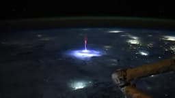 Астронавт NASA запечатлела гигантский «спрайт» с борта МКС