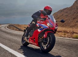 В России начали продавать новейшие мотоциклы Honda CB650R 2025 и Honda CBR650R 2025 с «автоматом» сцепления