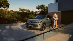 В Россию прибыла партия новейших Volkswagen Tiguan. Есть бензиновые и дизельные версии, R-Line и Tiguan Allspace