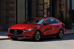 В России начали продавать Mazda3 2025: всего 2,1 млн рублей под заказ, в наличии — за 3,3 млн рублей