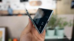 Похоже, такое может только Samsung. Компания сделала суперпрочный экран для Galaxy Z Fold7: его можно четыре года складывать при температуре минус 20 градусов Цельсия