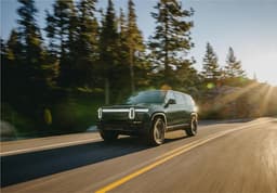 Компания Rivian представила новую версию своего электромобиля R1 с четырьмя электродвигателями