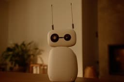 Компания Hugging Face открыла продажи своих миниатюрных роботов с открытым исходным кодом Reachy Mini