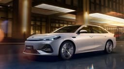 «Разрушитель гибридных семейных автомобилей» от Geely выходит 8 августа. Супердешевый «заменитель Camry» Geely Galaxy A7 проезжает 2100 км на баке бензина