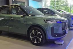 Абсолютно новый кроссовер от подразделения Chery уже у дилеров России: опубликовано живое фото новинки Jaecoo