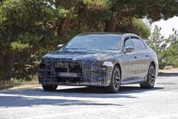«Семёрка» BMW готовится к подтяжке лица: дизайн Neue Klasse снаружи и роскошь флагманской модели внутри