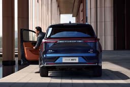 261 л.с., 8-ступенчатый «автомат» Aisin, полный привод, адаптивная подвеска и топовое оснащение за 189 тыс. юаней (2 млн рублей): продажи Exeed VX 2026 стартовали в Китае