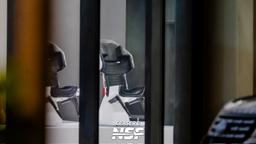 В таких креслах людей будут запускать в космос: новые модели SpaceX показали вживую