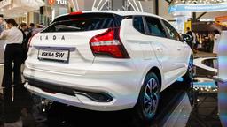 В Lada Iskra нет заднего подлокотника и потолочных поручней