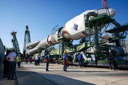 Ракету «Союз-2.1б» с биоспутником установили на стартовую площадку Байконура
