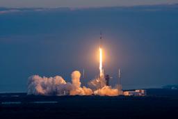 Никто и никогда не делал такого раньше: SpaceX в 30-й раз запускает в космос один и тот же ускоритель Falcon 9