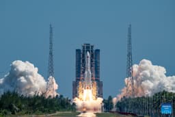 Hакета-носитель Long March-5B успешно вывела на орбиту очередную партию спутников связи