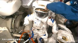 Китайские космонавты готовятся к новому рекорду в открытом космосе в новых скафандрах