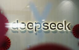 Проблемы с чипами Huawei заставили DeepSeek ещё отложить релиз своей модели искусственного интеллекта R2
