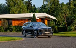 Замена Audi Q7 и BMW X5. В России названы цены премиального семиместного кроссовера Hongqi HS7
