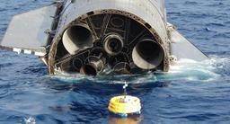 Не взорвался и не утонул? Корабль Starship держится на воде после посадки, которую сняли с детского бассейна