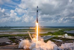 Американский «Дракон» с россиянином на борту причалил к МКС — спустя всего 15 часов после старта