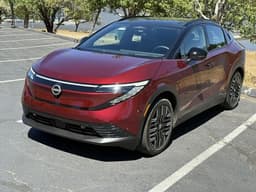 Полностью обновлённый Nissan Leaf выходит на рынок с улучшенными характеристиками и расширенными возможностями зарядки