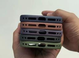 «Слишком много отверстий». Чехлы для iPhone 17 Pro из нового материала показали вживую