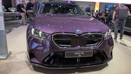 Первый в истории BMW M5 с V8 TwinPower Turbo и электромотором. Злой 727-сильный универсал BMW M5 Touring 2025 показали вживую
