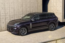 Вслед за Geely Tugella под брендом Knewstar в России появился Lynk & Co 09 под брендом Nordcross: машину заметили у официального дилера Geely
