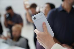 Так выглядит самый тонкий iPhone в истории. Живые фото iPhone Air сразу после премьеры