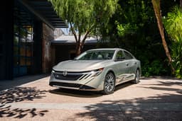 Один из самых дешевых Nissan кардинально обновился, но сохранил простой 2,0-литровый мотор. Представлен совершенно новый Nissan Sentra