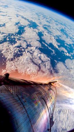 SpaceX показала захватывающие фото с бортовых камер ракеты Starship во время десятого испытательного полета