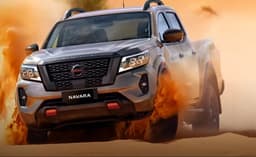 Рамная рабочая лошадка от Nissan: в России начали продавать новый Nissan Navara с механической коробкой передач и 2,5-литровым бензиновым мотором