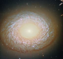 Телескоп «Хаббл» сфотографировал загадочную галактику NGC 2775 с чертами спиральной и эллиптической