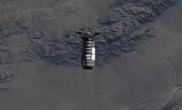 Грузовик Cygnus XL, несмотря на неполадки с двигателем, впервые добрался до МКС: российский космонавт показал американский корабль на фото