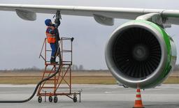 «Газпром» превратил отработанное масло в экологичное авиационное топливо SAF