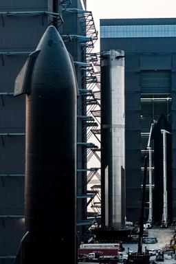 Последний полёт текущего поколения Starship сместили. Два корабля и Super Heavy показали на новом фото