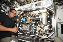 NASA запускает на МКС эксперимент ZBOT-NC: прорыв в хранении криогенного топлива для полётов на Марс