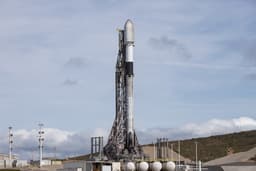 SpaceX успешно запустила очередной пакет из 24 спутников Starlink на низкую околоземную орбиту с базы Ванденберг