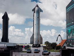 Ключ на старт. Последний Starship в этом поколении доставлен на стартовую площадку, опубликованы эффектные фото