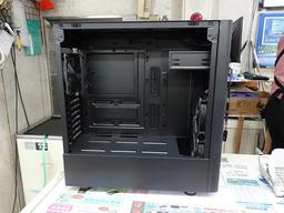 Этот корпус как будто из прошлого. Cooler Master MasterBox CM695 предлагает место для оптического привода и четырёх HDD
