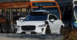 Не остановился перед школьным автобусом и не пропустил учеников: в США началось расследование в отношении беспилотных автомобилей Waymo