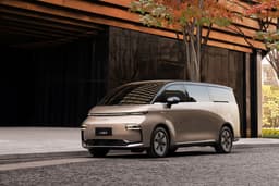 Toyota Alphard отдыхает. В Россию привезли «наземный Airbus» — большой минивэн LEVC L380 от Geely с 544 л.с. и полным приводом за 11,9 млн рублей