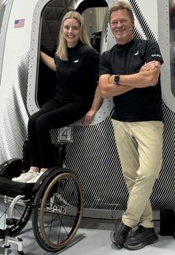 Человек, проработавший почти 20 лет в SpaceX, и девушка в инвалидной коляске отправятся в суборбитальный полёт на ракете New Shepard